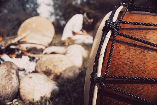 Le djembé à travers le monde : de l'Afrique à la scène musicale internationale